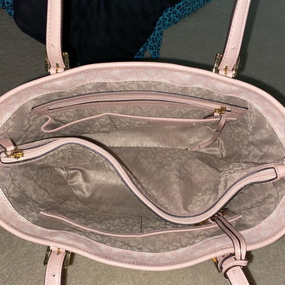 Michael Kors Jet Set Tote - Picture 2 of 4